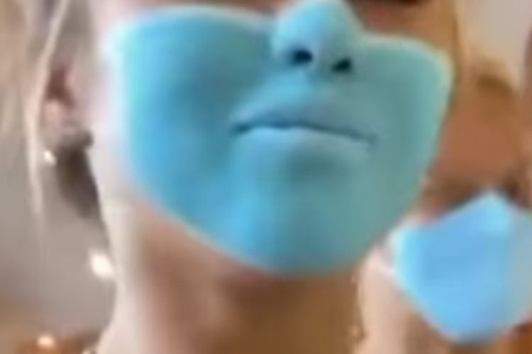 Sebuah video warga negara asing melukis wajahnya menyerupai masker dan mengelabui satpam viral di media sosial.