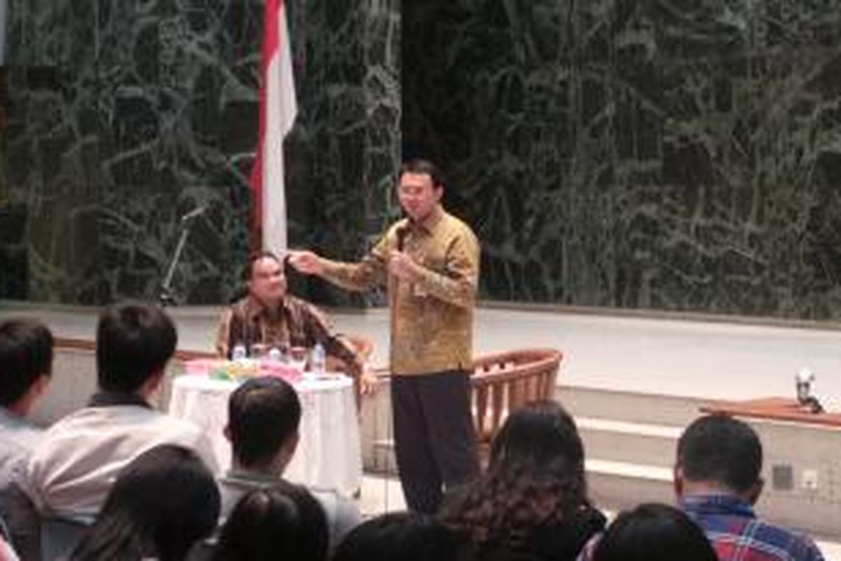 Plt Gubernur DKI Jakarta Basuki Tjahaja Purnama saat berbincang dengan mahasiswa Universitas Maranatha, Jakarta, Kamis (13/11/2014).
