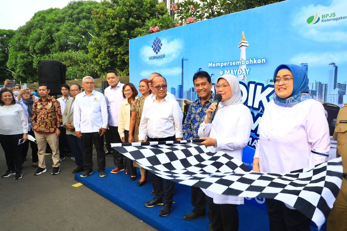 Menteri Ketenagakerjaan (Menaker) Ida Fauziyah melepas keberangkatan sebagian bus dalam program mudik bersama di Halaman Gedung Kementerian Ketenagakerjaan (Kemenaker), Jakarta, Selasa (18/4/2023).