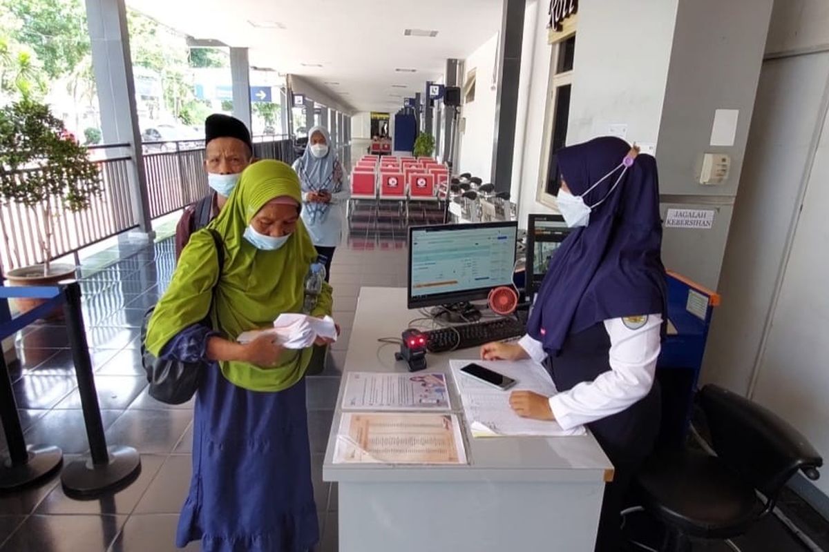 NAIK KERETA—Beberapa calon penumpang naik kereta api di Stasiun Madiun, Minggu (31/10/2021).