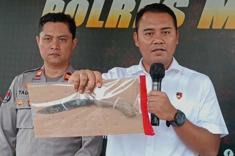 Kasatreskrim Polres Malang, Iptu Wahyu Rizki Saputro saat menunjukan senjata tajam Sukarni yang digunakan untuk menggorok Linawati, Minggu (22/1/2023) lalu.