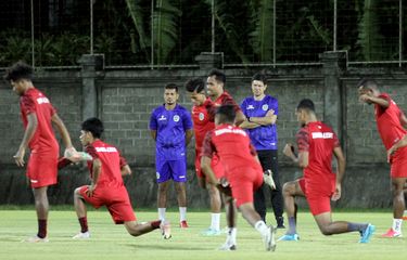 Pelatih Timnas Timor Leste memimpin latihan persiapan ujicoba FIFA Matchday di Stadion Gelora Samudra Kuta, Bali, Rabu (26/1/2022) sore.
