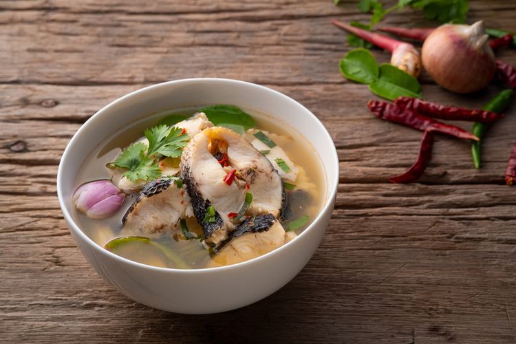 Ilustrasi sup ikan kuah hangat untuk menu makan saat musim hujan.