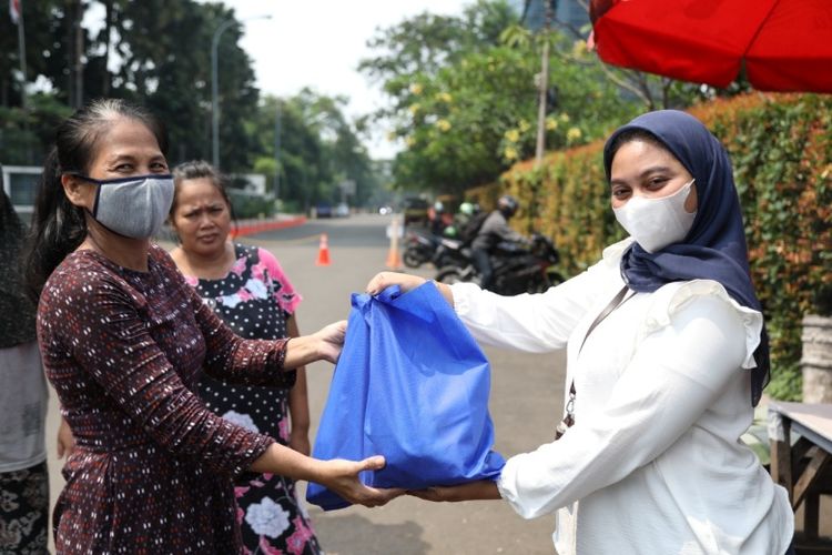 PT Permodalan Nasional Madani (PNM) serahkan bantuan sembako kepada nasabahnya secara simbolis di Jakarta, Rabu (13/4/2022) 