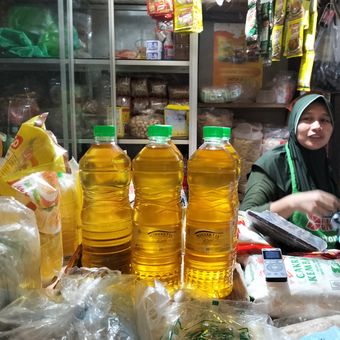MinyaKita yang dijual oleh salah satu pedagang Pasar Bunder, Sragen, Selasa (11/3/2025).
