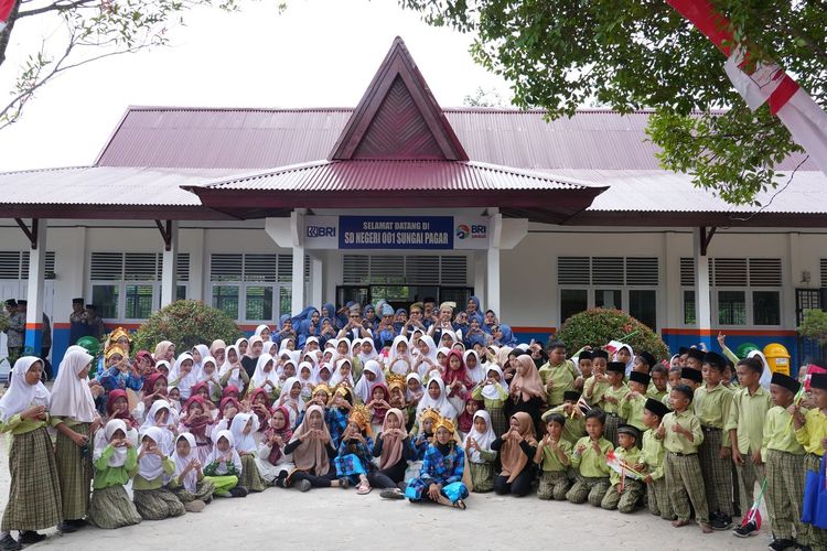 Para siswa dan tenaga pendidik SDN 001 Sungai Pagar berfoto bersama dengan tim BRI Peduli di Riau, Kamis (10/10/2024).