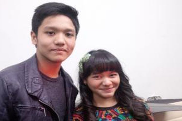 Artis peran, penyanyi, dan pembawa acara Amel Carla bersama teman dekatnya, Thoriq, diabadikan di Gedung Trans, Tendean, Jakarta Selatan, Selasa (23/6/2015).