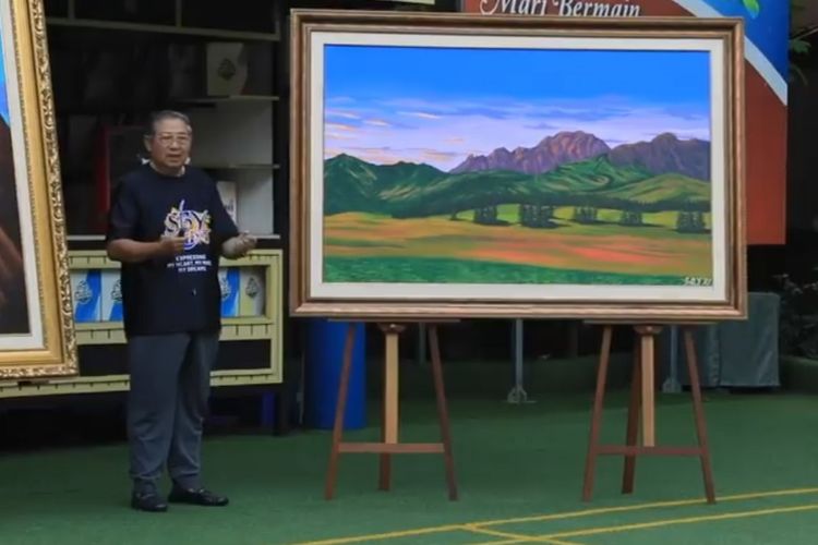 Presiden keenam RI Suilo Bambang Yudhoyono (SBY) menjelaskan arti sejumlah lukisan karyanya, Senin (1/11/2021).
