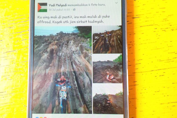 Foto penunggang motor offroad di batu punggung naga di Sukabumi,Jawa Barat, Senin (31/7/2017)