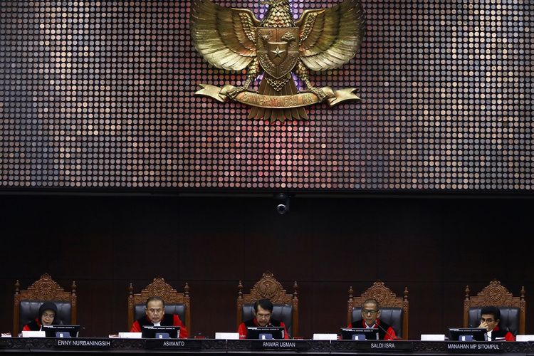 Ketua Majelis Hakim Mahkamah Konstitusi (MK) Anwar Usman (tengah) didampingi (kiri-kanan) Hakim Konstitusi Enny Nurbaningsih, Aswanto, Saldi Isra, dan Manahan MP Sitompul membacakan putusan perkara Nomor 75/PUU-XVII/20 di Gedung Mahkamah Konstitusi, Jakarta, Rabu (29/1/2020). Majelis Hakim Konstitusi dalam putusannya menolak permohonan pemohon untuk seluruhnya dalam perkara Pengujian Undang-Undang Nomor 8 Tahun 2015 tentang perubahan atas Undang-Undang Nomor 1 Tahun 2014 tentang penetapan peraturan pemerintah pengganti Undang-Undang Nomor 1 Tahun 2014 tentang pemilihan gubernur, walikota, dan bupati menjadi Undang-Undang terhadap UUD 1945. ANTARA FOTO/Rivan Awal Lingga/pd.
