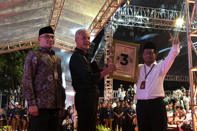 Ganjar-Mahfud salam metal usai mendapat nomor urut 3 di kantor KPU, Jakarta, Selasa (14/11/2023) malam. 