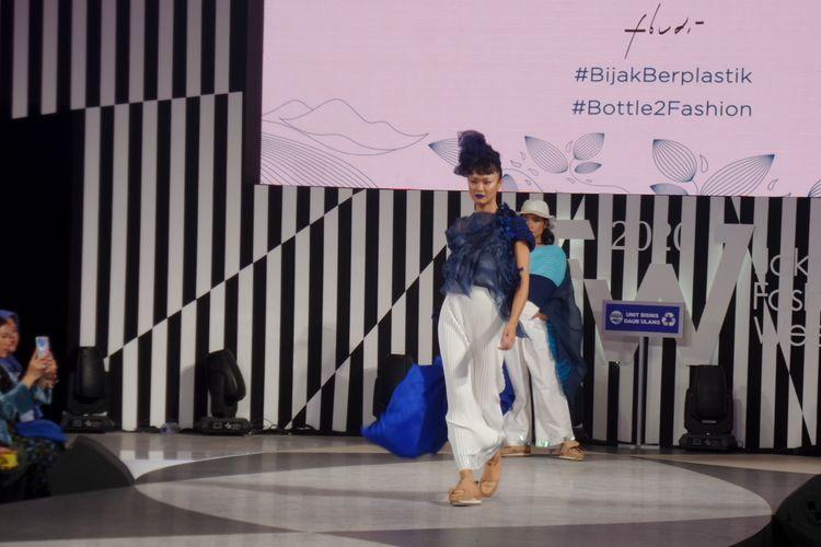 Model Kelly Tandiono menggunakan pakaian dari bahan olahan sampah botol plastik dan kain bekas lainnya di panggung Jakartw Fashion Week 2020.