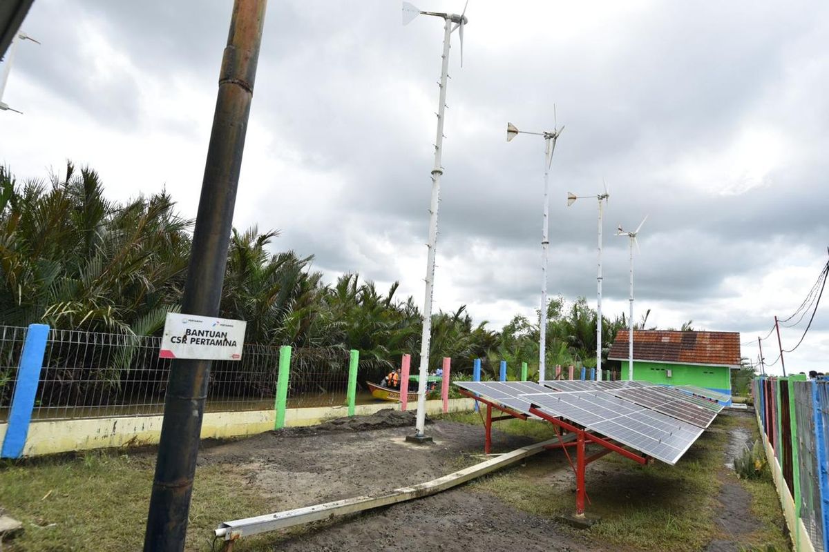 Pembangkit Listrik Tenaga Hibrida (surya dan angin) Dusun Bondan, Desa Ujungalang, Kecamatan Kampung Laut, Cilacap, Jawa Tengah, yang dikembangkan PT Kilang Pertamina Internasional (KPI) Unit Cilacap. 