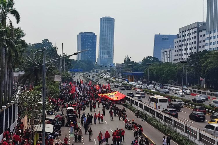 Aksi Buruh Padati DPR, Arus Lalu Lintas dari Semanggi Menuju Slipi Dialihkan