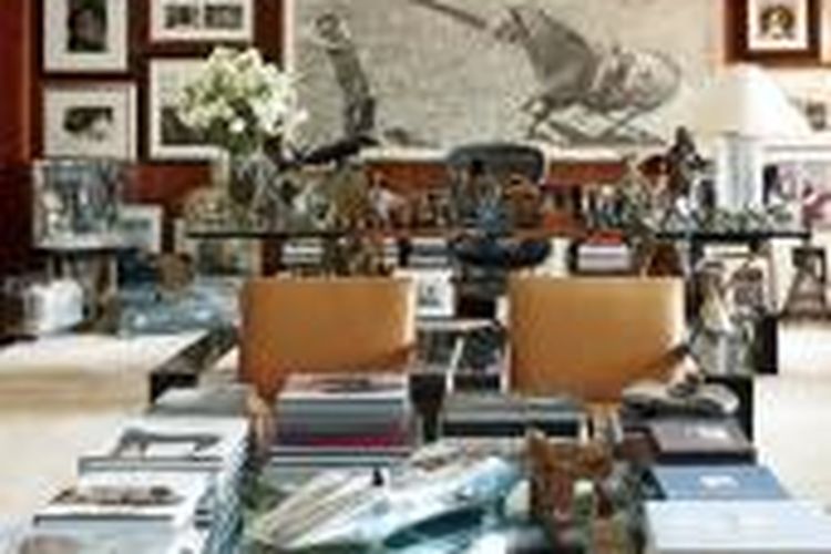 Ruang kerja Ralph Lauren didominasi warna coklat dan putih. Furnitur yang tersedia umumnya tampak ramping. Beberapa meja bahkan memiliki permukaan dari kaca bening yang tebal. 