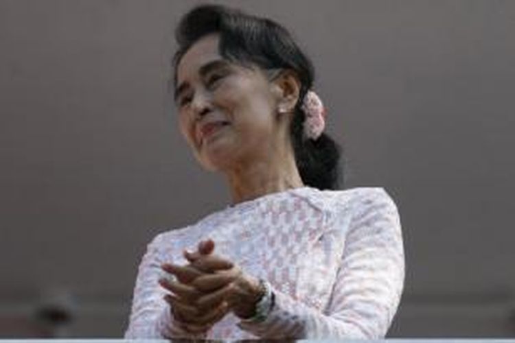 Aung San Suu Kyi berbicara di depan pendukungnya di markas besar Partai Liga Nasional untuk Demokrasi di Yangon, Myanmar, Senin (09/11)