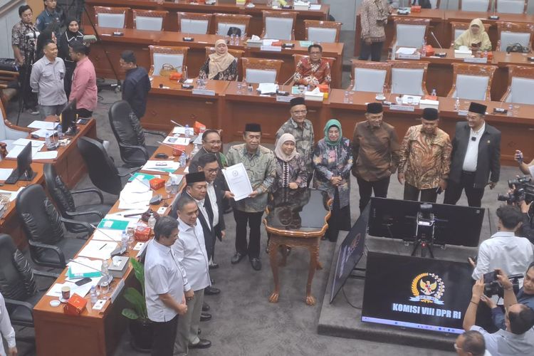 Pemerintah dan DPR menyepakati biaya haji 2024 dalam rapat kerja Komisi VIII DPR di Gedung DPR, Senayan, Jakarta, Senin (27/11/2023). 