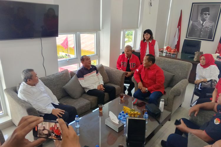 Mantan Gubernur Sumut Edy Rahmayadi saat berbincang dengan Ketua DPD PDIP Sumut Rapidin Simbolon di kantor DPD PDIP Sumut, di Jalan Jamin Ginting, Kota Medan, Senin (6/5/2024)