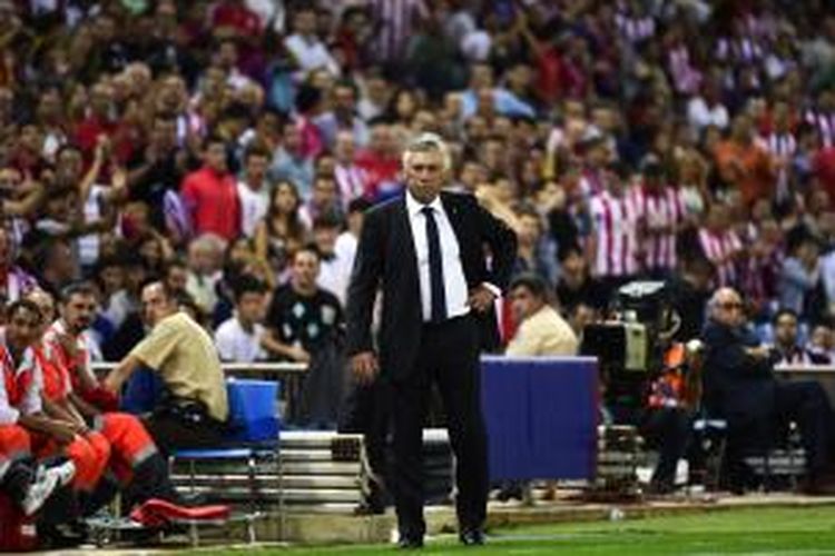 Salah satu ekspresi pelatih Real Madrid, Carlo Ancelotti, pada pertandingan leg kedua Piala Super Spanyol melawan Real Madrid, di Vicente Calderon, Jumat (22/8/2014).