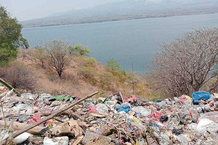 Beragam foto pantai Torolonde dan Ule, Kota Bima yang dipenuhi kotoran sampah