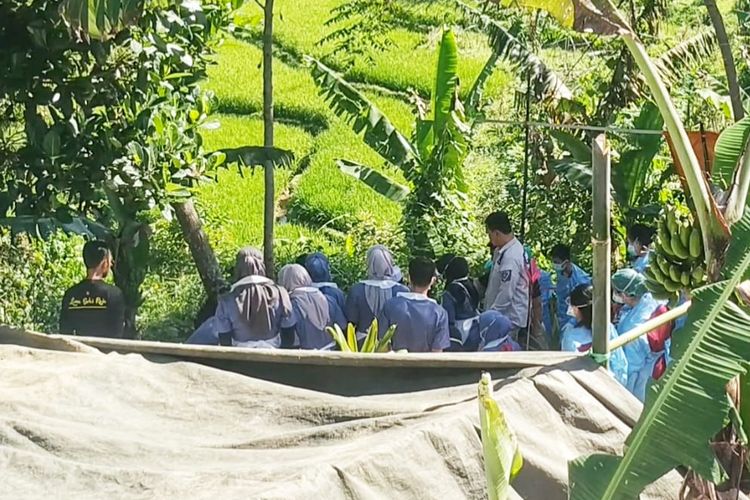 Proses persiapan otopsi jenazah anak SD yang meninggal diduga dipukuli temannya di Sukabumi, Jawa Barat, Rabu (31/5/2023).