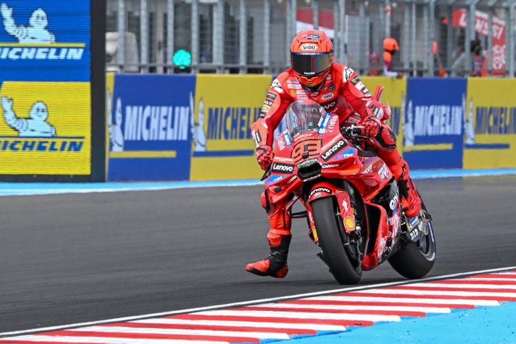 Pebalap Spanyol yang membela Ducati Lenovo Team, Marc Marquez, beraksi dalam balapan utama MotoGP Hongaria 2025 di Sirkuit Balaton Park di Balatonfokajar, Hongaria, pada 23 Agustus 2025. (Foto oleh ATTILA KISBENEDEK / AFP)