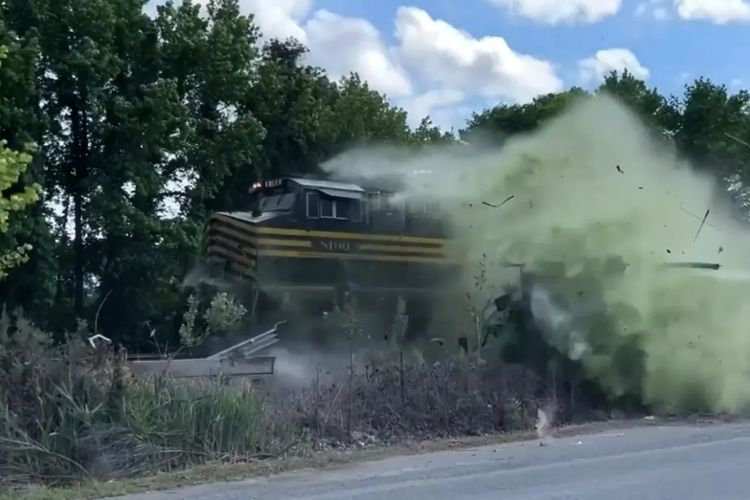 Kereta Api Hantam Truk Tinja di Virginia, Tangki Meledak, Limbah Menyembur ke Jalan
