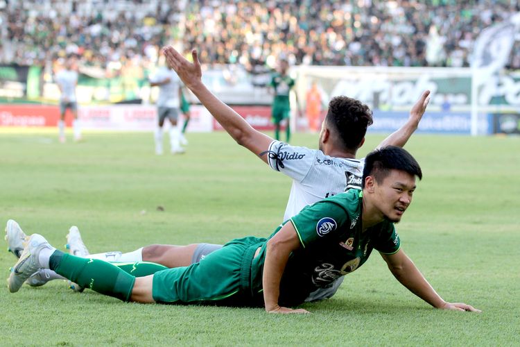 Pemain asing Persebaya Surabaya Sho Yamamoto tersungkur seusai duel dengan pemain Bali United saat pertandingan pekan ke-8 Liga 1 2022-2023 yang berakhir dengan skor 0-1 di Stadion Gelora Bung Tomo Surabaya, Jumat (2/9/2022) sore.