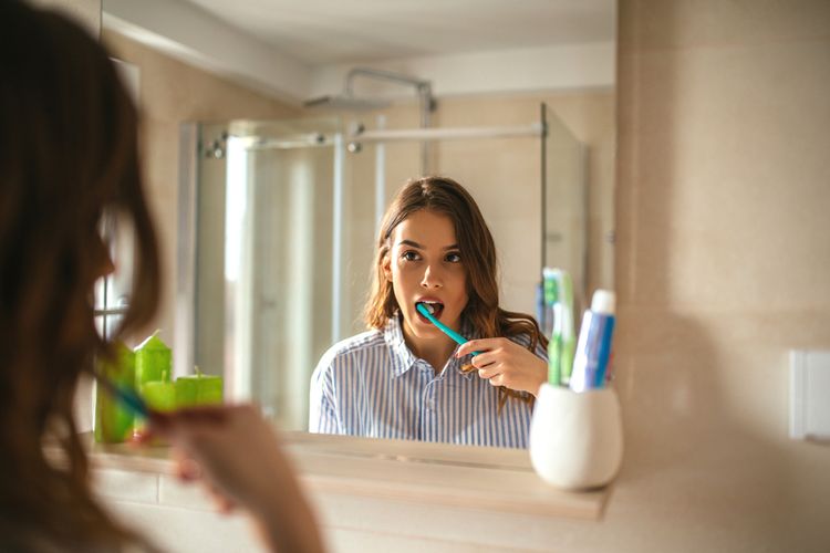 Ilustrasi menyikat gigi untuk menjaga kesehatan gigi dan mulut. Selain itu, penting untuk rutin mengganti sikat gigi setiap 3-4 bulan sekali.
