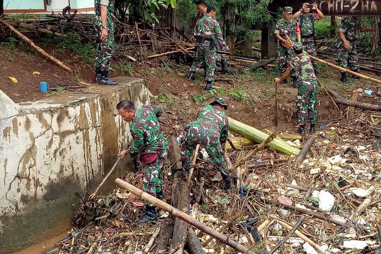 Sejumlah pasukan TNI turut membersihkan sampah bambu yang menyumbat Bendungan Koja, Jatiasih, Kota Bekasi, Minggu (29/12/2019).