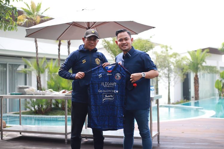 Presiden Arema FC Gilang Widya Pramana (kanan) meresmikan Joko Susilo (kiri) sebagai Direktur Teknik Akademi Arema FC pada Kamis (20/1/2022) siang.