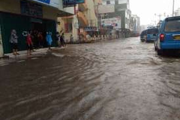 Sebagian besar pertkoan dan swalayan seta pusat bisnis lainnya di kawasan AY Patty Ambon tutup, setelah banjir menerjang kawasan tersebut, Sabtu (16/7/2016)