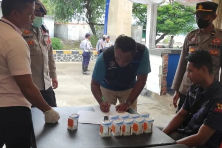 Pendataan dan tes urine penumpang di Pelabuhan Poto Tano