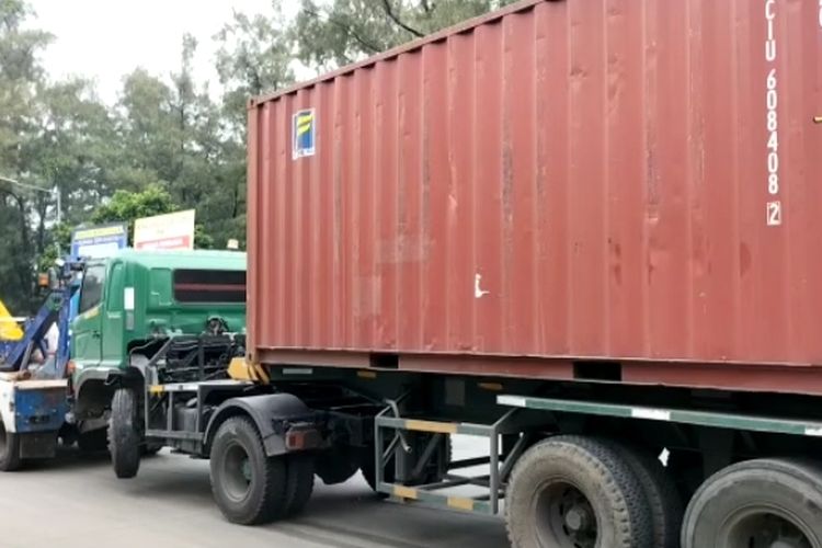 Truk trailer menabrak pembatas jalur Transjakarta di Jalan Jembatan Tiga Raya, Penjaringan, Jakarta Utara, pada Rabu (19/10/2022).