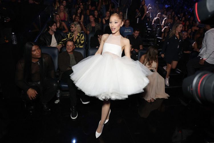 4 Gaya Ariana Grande di MTV VMA 2025, dari Polkadot hingga Balerina