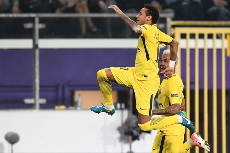 Penyerang Paris Saint-Germain, Neymar (kiri), melakukan selebrasi dan mendapat sambutan dari Dani Alves, setelah mencetak gol ke gawang RSC Anderlecht dalam penyisihan Grup B Liga Champions di Constant Vanden Stock Stadium, Brussels, 18 Oktober 2017.
