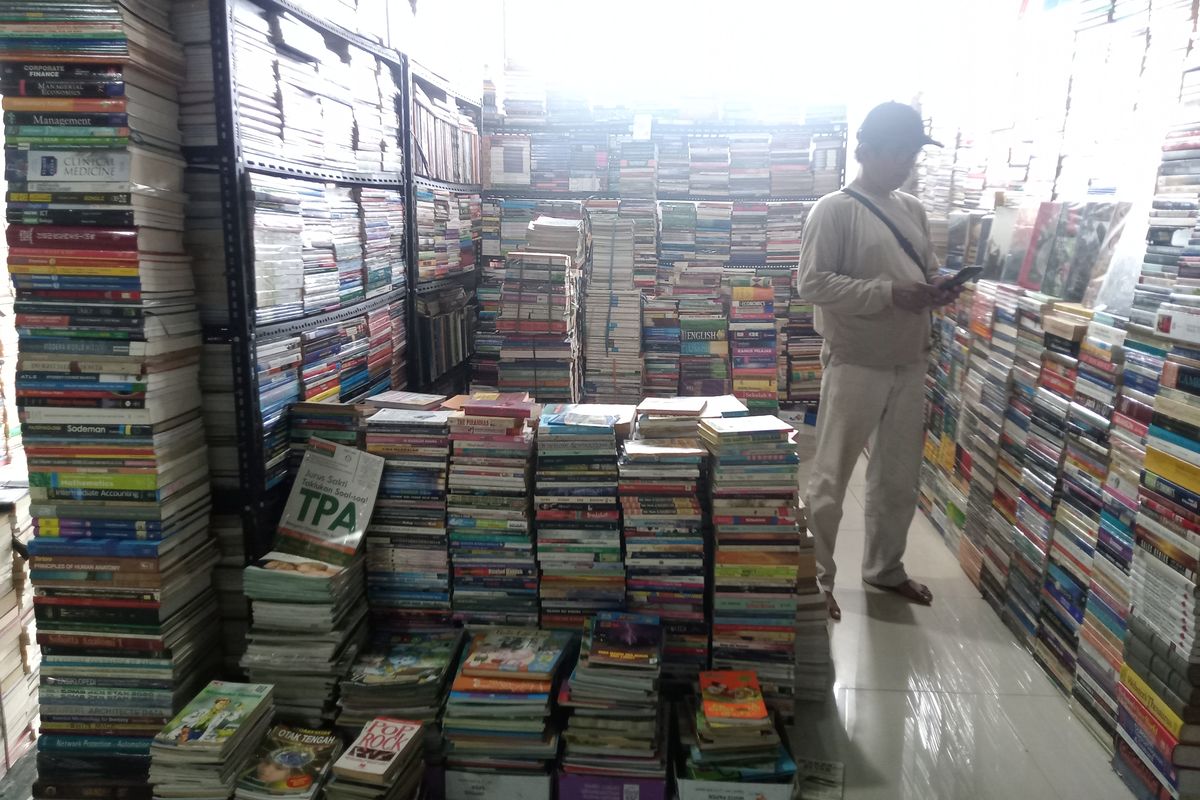 Kios milik pedagang buku bekas di Pasar Kenari bernama Robin yang menjual berbagai macam bacaan seperti komik hingga novel.