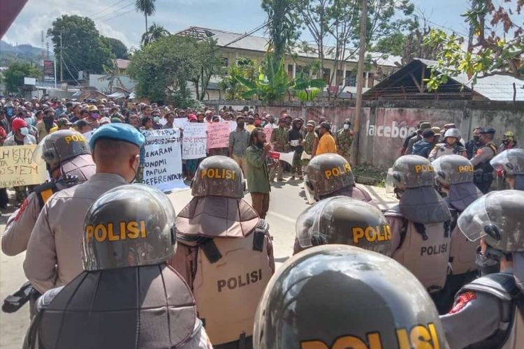 Massa aksi saat melakukan demonstrasi dan dijaga ketat oleh aparat keamanan, sebelum dibubarkan di Waena, Distrik Heram, Kota Jayapura, Papua, Selasa (10/05/2022).