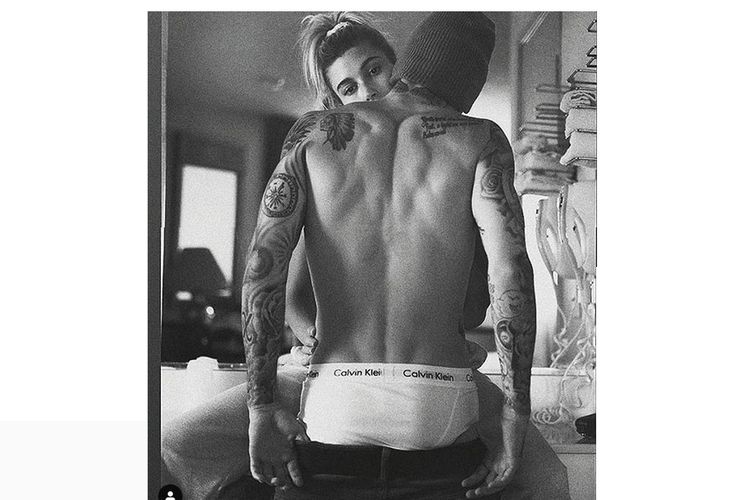 justin Bieber berpose mesra mencium sang istri Hailey Baldwin, sambil memamerkan merek celana dalamnya, Calvin Klein. 