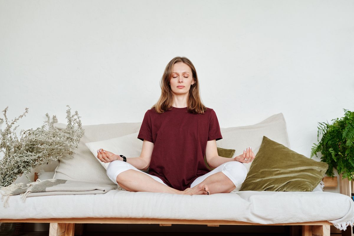 Ilustrasi meditasi mindfulness untuk mengatasi insomnia