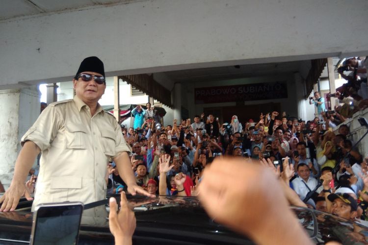 Calon Presiden no urut 02, Prabowo Subianto Susai bertemu relawan dan warga Yogyakarta di Sasono Hinggil, Alun-alun Selatan Kraton Yogyakarta Rabu (28/11/2018)