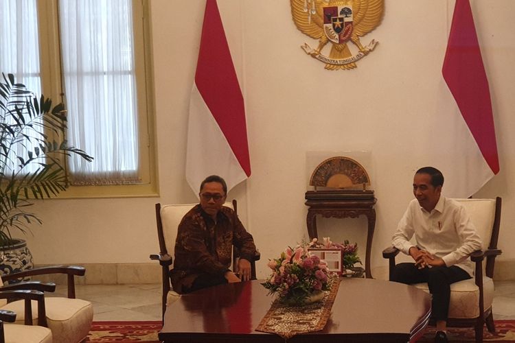 Ketua Umum Partai Amanat Nasional Zulkifli Hasan diterima Presiden Joko Widodo di Istana Merdeka, Jakarta, Senin (14/10/2019). 