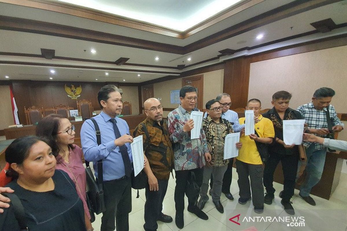 Para penggugat menunjukan data para korban yang telah dikumpulkan oleh tim gugatan banjir Jakarta usai persidangan di Pengadilan Negeri Jakarta Pusat, Selasa (10/3/2020). 