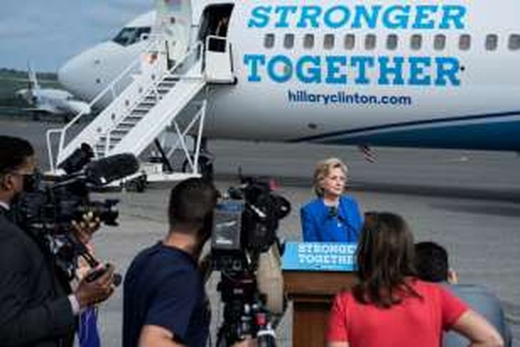 Calon presiden AS dari Partai Demokrat, Hillary Clinton menggelar jumpa pers di landas pacu bandara White Plains, New York, Kamis (8/9/2016), sebelum terbang ke lokasi kampanye.