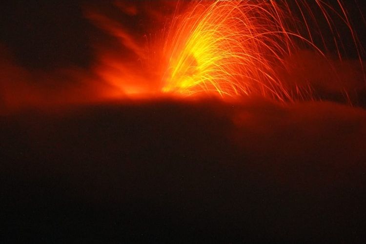 Foto: Gunung api Ile Lewotolok, Kabupaten Lembata, NTT erupsi pada Jumat (17/6/2022) sekitar pukul 22.35 Wita.