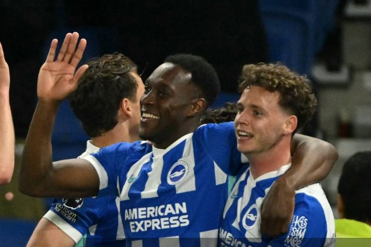 Danny Welbeck (kedua dari kanan) merayakan gol dengan rekan satu timnya dalam pertandingan sepak bola Liga Inggris antara Brighton & Hove Albion vs Chelsea di Stadion American Express Community di Brighton, Inggris selatan pada 21 April 2026. (Foto oleh Glyn KIRK / AFP)