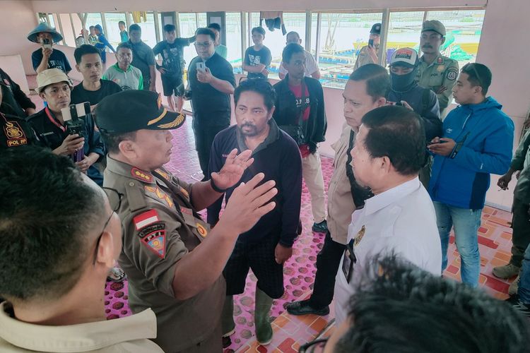 Petugas Satpol PP dan unsur instansi lainnya tengah melakukan pendekatan persuasif kepada Yahya Ahmad pemilik rumah makan di tengah Danau Limboto, Gorontalo, Rabu (19/2/2025).