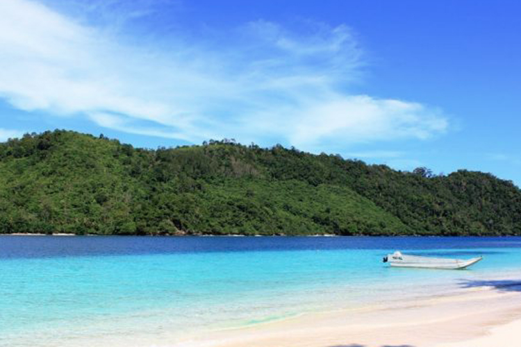 Pantai Pasir Putih, salah satu pantai Lampung yang dapat dikunjungi saat liburan.
