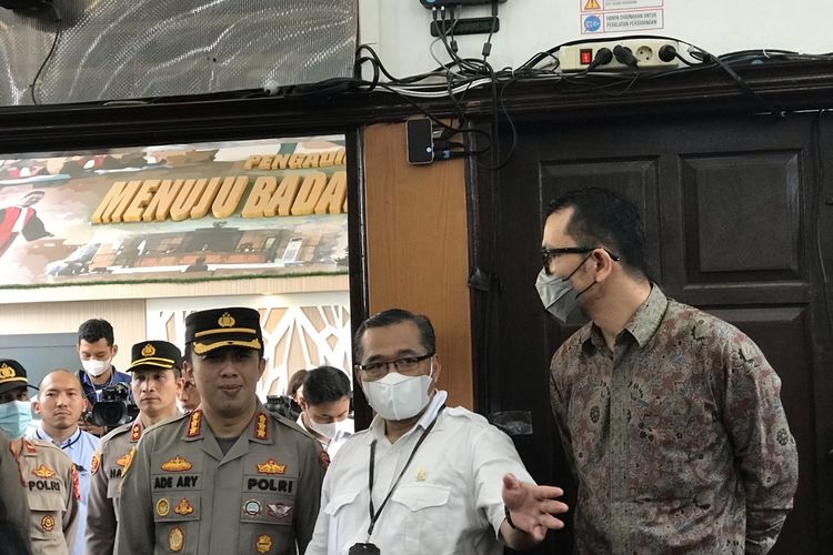 Kapolres Metro Jakarta Selatan, Kombes Ade Ary, Humas PN Jaksel Djuyamto dan Juru Bicara KY Miko Ginting mengecek langsung kesiapan sidang perdana kasus pembunuhan brigadir J di Pengadilan Negeri (PN) Jakarta Selatan, Senin (17/10/2022).