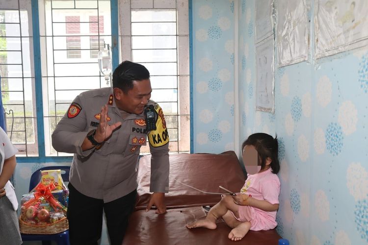 Kapolres Nisel, AKBP Ferry Mulyana saat melihat bocah kondisi bocah 10 tahun yang viral diduga dianiaya keluarganya, Senin (27/1/2025)